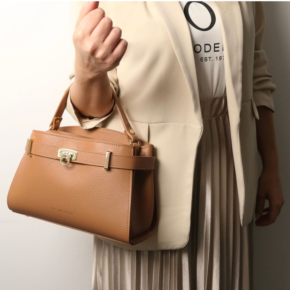 The Tropical Duchess Tuscany Leather Tote MAISY TL142455 in Pastel Yelllow